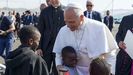 El papa Le�n XIV saluda a varios ni�os durante su visita este viernes al centro de primera acogida 'Las Ra�ces' de Tenerife.