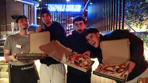 Grosso Napoletano obsequi� ayer a sus clientes de A Coru�a con motivo del D�a Mundial de la Pizza