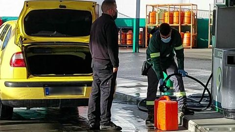 Llenar el depsito de gasolina ya cuesta unos 20 euros ms que a principios de ao