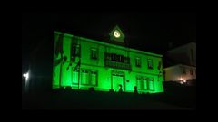 El Concello do Valadouro, iluminado de color verde por una causa solidaria