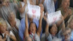 Asistentes a la manifestaci�n con motivo del D�a de Ceuta en Oviedo, convocada este mi�rcoles ante todos los ayuntamientos de Espa�a