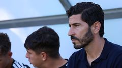 El t�cnico Javi V�zquez durante el encuentro en Fadura