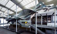 La terminal cuenta con una gran escultura del artista Richard Wilson.