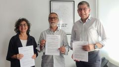 Beatriz Fern�ndez-Anguiano, Manuel Conde y Mateo Alonso, tras la firma del convenio en el Concello de Vilar de Barrio.