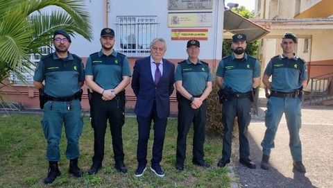 Visita de Emilio Gonzlez Afonso al cuartel de la Guardia Civil en Lobios