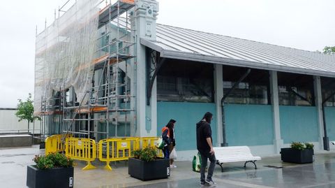 Los primeros andamios. Dise�ada en 1910 y estrenada en 1923, la nave de la Pescader�a de Ucha se prepara estos d�as para el inicio inminente de los trabajos y despedirse de su tono azul. La fachada que da hacia el mercado se encuentra cubierta de andamios. Y las labores se extender�n tambi�n al resto de fachadas en las pr�ximas semanas. Las tareas de pintado deber�n estar finalizadas en un plazo de tres meses.