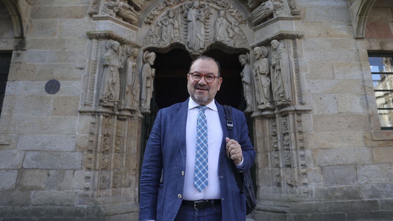 El rector Antonio López, vecino de Ames desde 1991, recibe la medalla del Concello