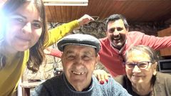 Lara Caride y Lucas Quiroga con Mercedes, que es sobrina del abuelo de l, y su marido, Herminio.