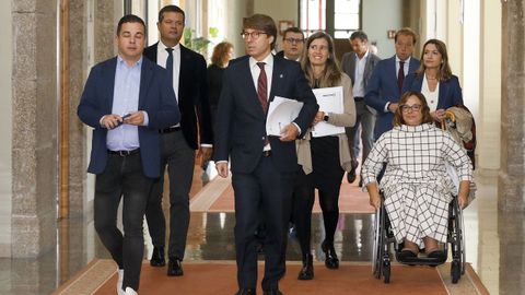 El conselleiro de Facenda, Miguel Corgos, junto a su equipo, este viernes en el Parlamento.