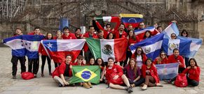 El grupo de estudiantes, ayer en el Obradoiro, tras finalizar las dos etapas del Camino. 