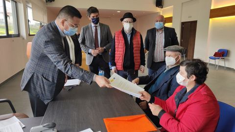 El conselleiro de Medio Rural, a la izquierda, durante el acto de entrega de t�tulos en Abad�n