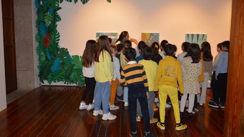 Escolares visitando la exposici�n que est� en la sede de Afundaci�n, en la R�a do Vilar de Santiago