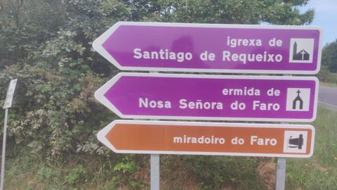 Algúns dos novos sinais instalados nos accesos ao monte Faro