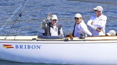 El rey emrito Juan Carlos, a bordo del Bribn en las aguas del puerto de Sanxenxo.