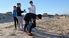 Actividade de recollida de lixo na praia do Vilar. Os alumnos do colexio Galaxia participan nunha actividade de Voz Natura