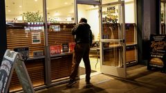 Un hombre comprueba si un dispensario de marihuana de San Francisco est� abierto durante la cuarentena