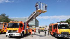 El concello de Vilagarc�a presenta un nuevo cami�n escalera para el servicio de Emerxencias