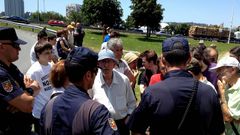Agentes de la polic�a informando a los vecinos de que no pod�an manifestarse