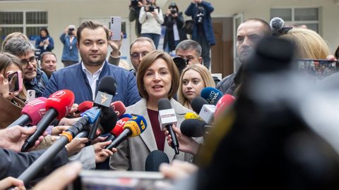 La presidenta de Moldavia, Maia Sandu, habla con los medios de comunicacin despus de votar frente a un colegio electoral en Chisinau.