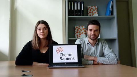 Haxel Ozores, fundador y CEO de ChemoSapiens, y Laura Fernandez, empleada en la compañía