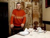 Paco Vilas se siente en el restaurante como en su propia casa, y es que naci� en ella.