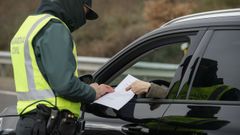 Un guardia civil examina la documentacin de un vehculo, en una imagen de archivo