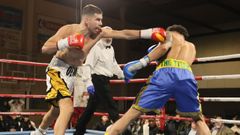 Olmo de Paz golpea al brasile�o S�rgio dos Santos durante la velada celebrada el s�bado en el Pabell�n Municipal de Ribadeo.