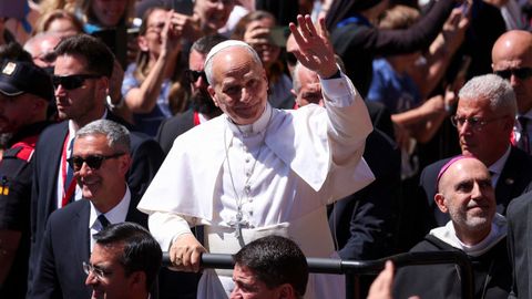 El papa Le�n XIV saluda a los fieles antes de llegar a Montserrat.