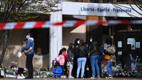 Flores en la escuela secundaria Bois d'Aulne para recordar al profesor de Historia Samuel Paty