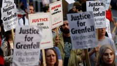 Vecinos de Notting Hill asaltan el Ayuntamiento de Londres al grito de �queremos justicia�