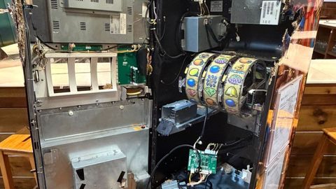 La m�quina tragaperras qued� destrozada. 