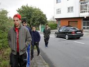 Alumnos del centro cruzan de acera a la altura de la curva. 