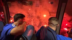 Los jugadores del Real Oviedo, a su llegada al Tartiere, miran a la afici�n desde el autob�s