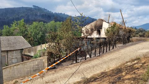 Casas afectadas por el fuego en A Veiga de Cascall, en el concello valdeorrs de Rubi