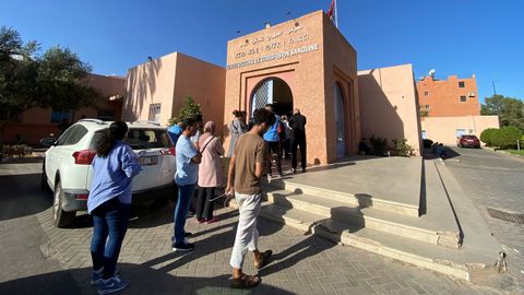 La poblaci�n esperando para donar sangre en Marrakech