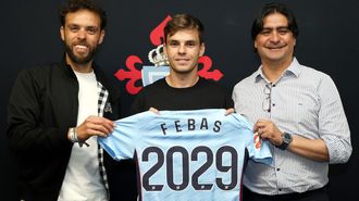 El nuevo jugador del Celta Aleix Febas, junto a Sergio &Aacute;lvarez y Marco Garc&eacute;s, este martes en su presentaci&oacute;n.