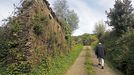 El historiador Carlos Breixo pasea junto a una casa abandonada en una aldea de Ortigueira