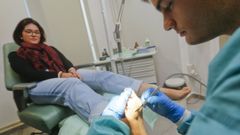 Algunos grados, como Podolog�a (en la imagen, un alumno en unas pr�cticas), han admitido a m�s alumnos que los que fijaban sus �numerus clausus�