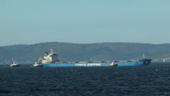 El Wen Zhu Hai, flanqueado con tres de los cinco remolcadores que lo escoltaron este martes para garantizar la seguridad de su entrada en el puerto interior de A Coru�a 