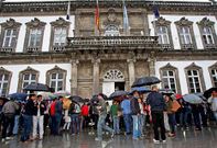 Miembros de la plantilla municipal, en una protesta contra los recortes ante la casa consistorial.