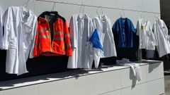 Batas y vestimenta de personal m&eacute;dico colgadas a modo de protesta.