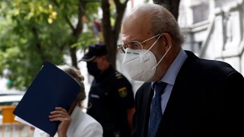 El magistrado del Tribunal Constitucional Fernando Vald�s, investigado por maltrato a su mujer, fotografiado a su salida del Tribunal Supremo, el pasado uno de octubre 