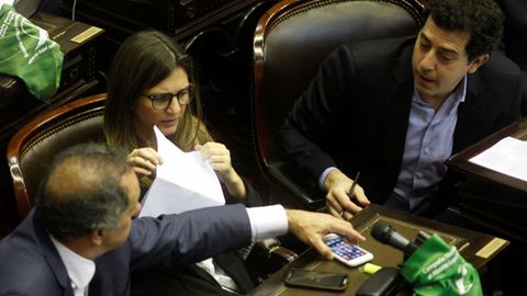 Manifestantes proabortistas y contrarios a la legalizaci�n se manifestaron frente al Parlamento de Buenos Aires durante el debate del proyecto del ley