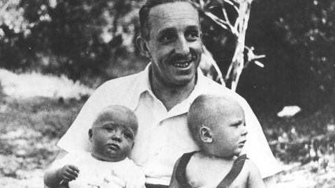 El rey Alfonso XIII con sus nietos Juan Carlos, de blanco, y Marco