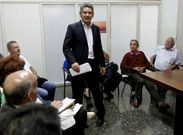 El concejal Santos H�ctor Rodr�guez en su �nica reuni�n con la directiva vecinal en 2012.