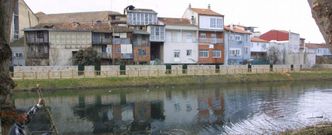 L�nea de casas que dan al Cabe en Ramberde, uno de los barrios que ahora formar�n parte del �rea de rehabilitaci�n subvencionada. 