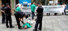 En la imagen, uno de los concentrados ante el banco, tendido en el suelo ante la polic�a, antes de ser conducido a comisar�a.