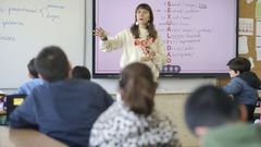 B�rbara Penas impartiendo el taller en el CEIP de Vilari�o