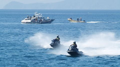 Motos acuáticas navegando por la costa española (imagen de archivo)