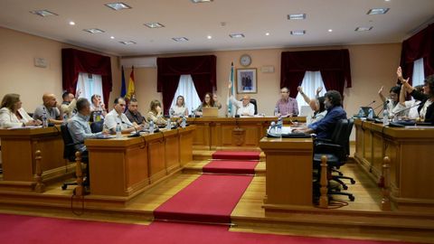 Momento de la votacin en el pleno para aprobar los presupuestos del Concello de Barbads.